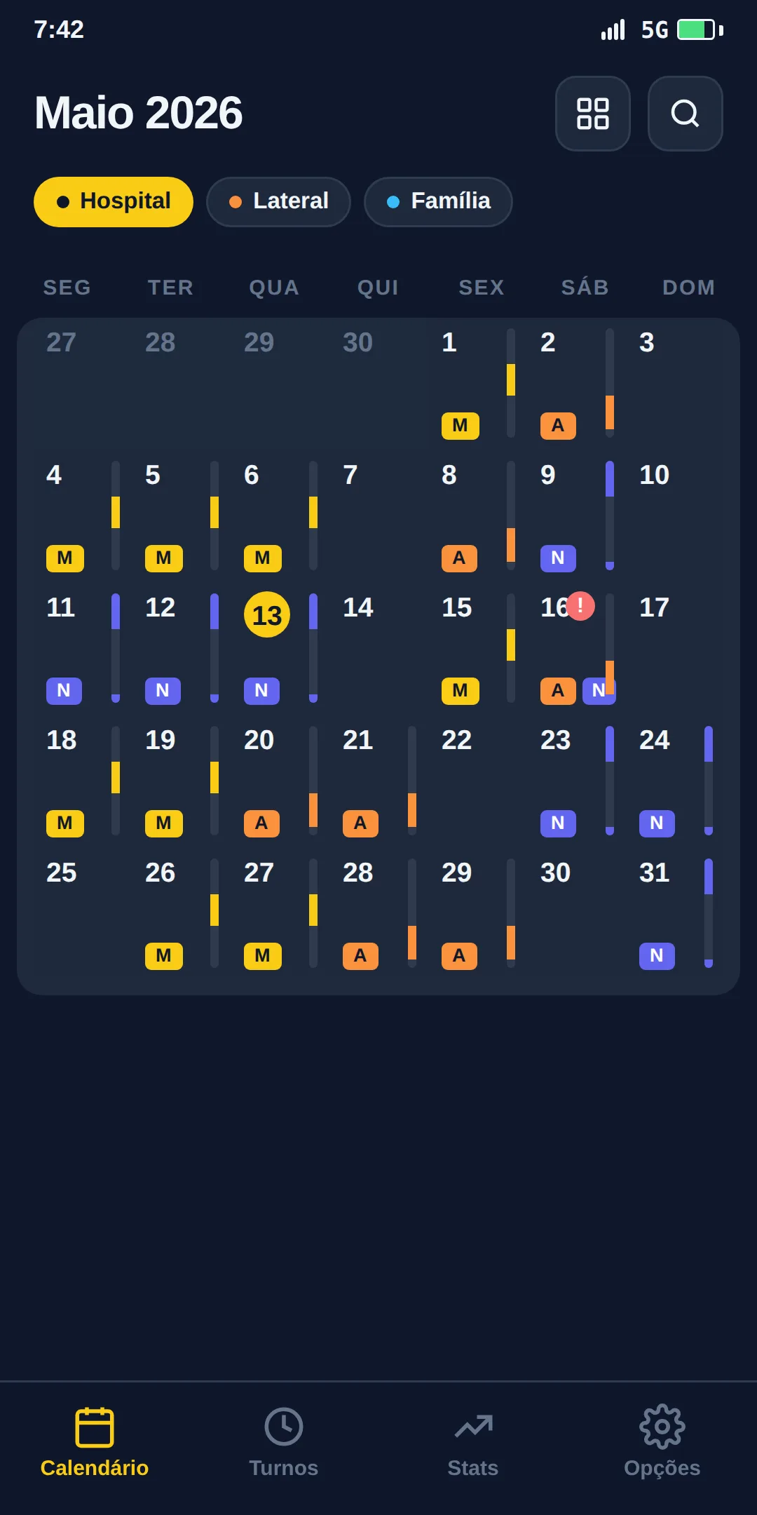 Calendário mensal do Kuadri com turnos de manhã, tarde e noite pintados.